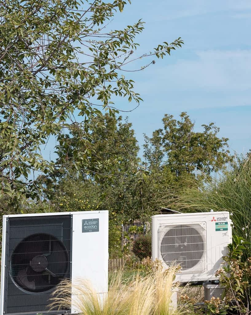 Dve tepelné čerpadlá vedľa seba.